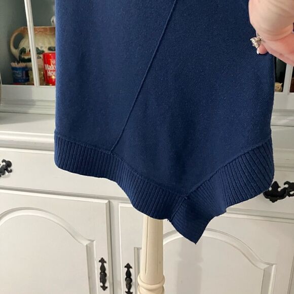 Chico’s Thin Knit Sweater Blue Asymmetrical Hem Sz Medium - Picture 3 of 10